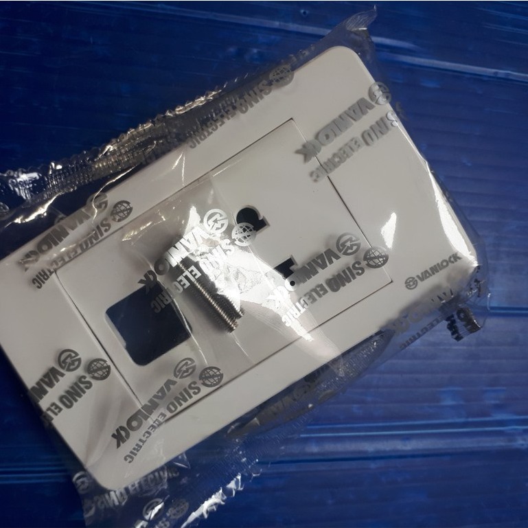 Mặt 1 Ổ Cắm + 1 Hoặc 2 Lỗ S18A Sino - Vanlock