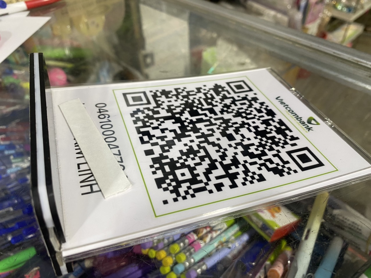 In menu in mã QR code bằng mica để bàn