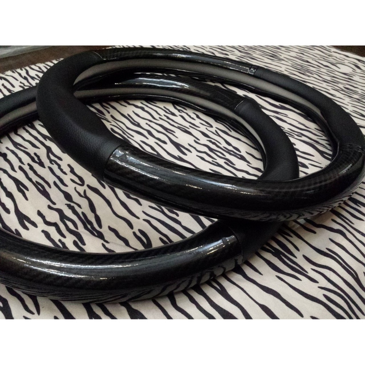 Bọc vô lăng carbon 4s cao cấp kèm logo Hãng