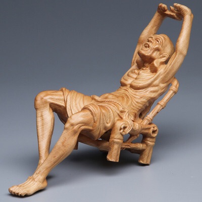 Tượng gỗ La Hán ngủ trên ghế.