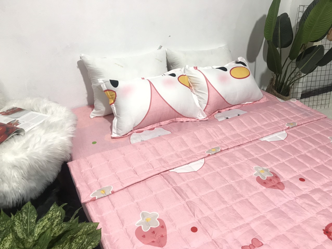 Set Ga Gối 3 Món Mẫu Vịt Hồng CHM2 (Gồm 1 Ga bo chun + 2 Vỏ Gối Nằm)