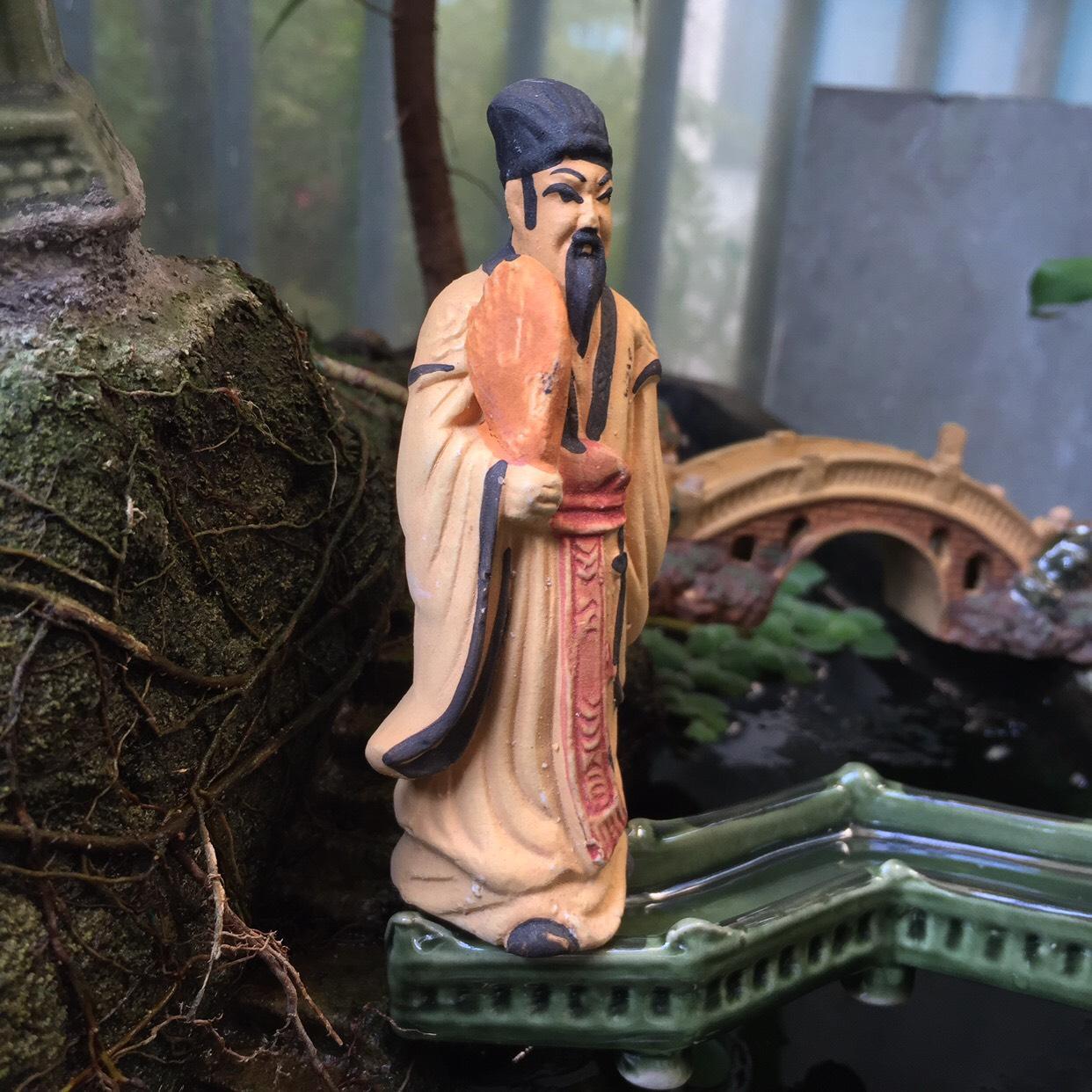 ÔNG KHỔNG MINH ĐỨNG TRANG TRÍ HỒ CÁ-HÒN NON BỘ