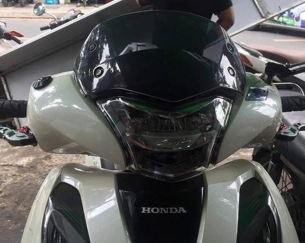 Kính chắn gió xe SH 2017 lên đẹp như hình