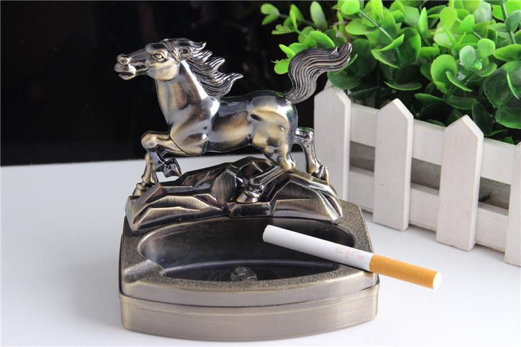 Bật lửa kiêm gạt tàn 2 chức năng hình Ngựa Phi ( Kim loại ) Size : 12cm X 11cm X 9cm