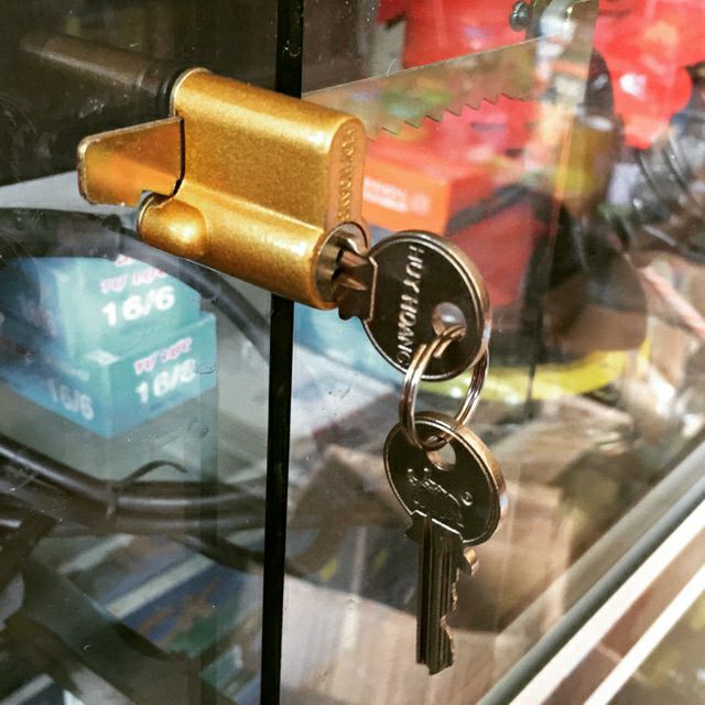 ( ) Khóa tủ kính Huy Hoàng