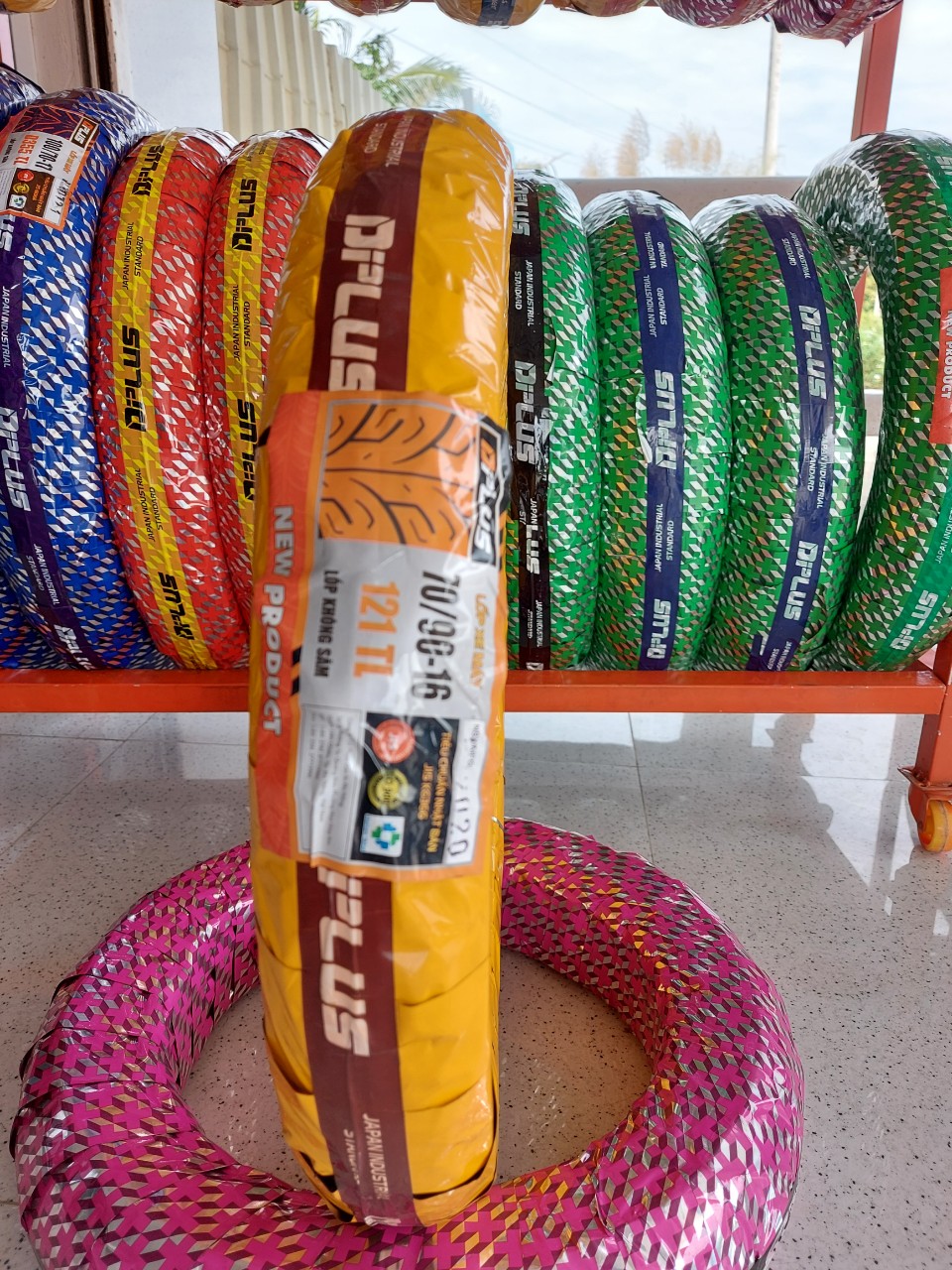 Lốp(vỏ) DPLUS 70/90-16 KHÔNG SĂM(RUỘT) dành cho Trước Nouvo, Sirius