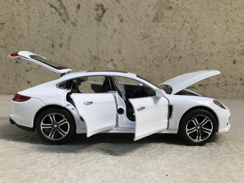 Mô hình xe ô tô Porsche Panamera 1:32
