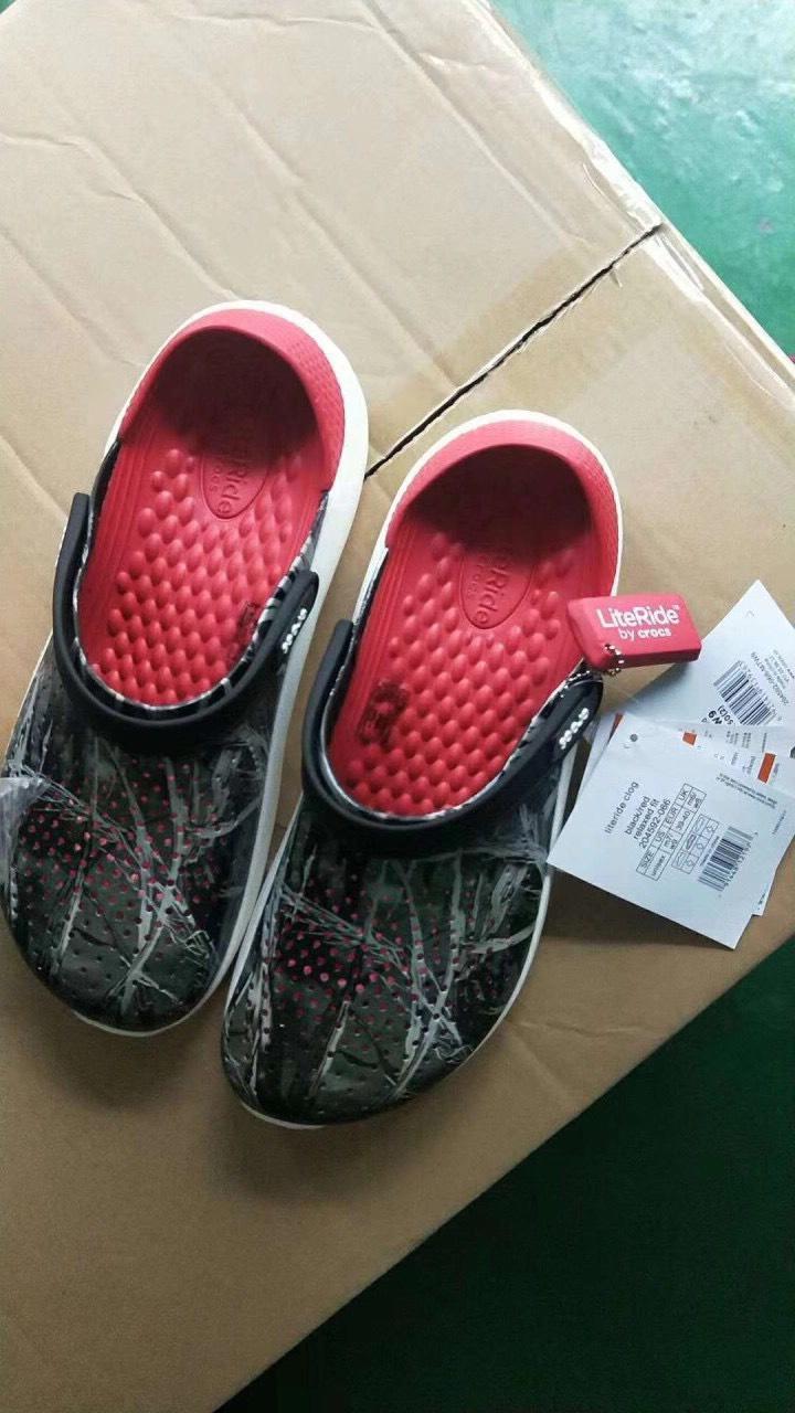 Sục Literide Crocs Camo- màu đỏ