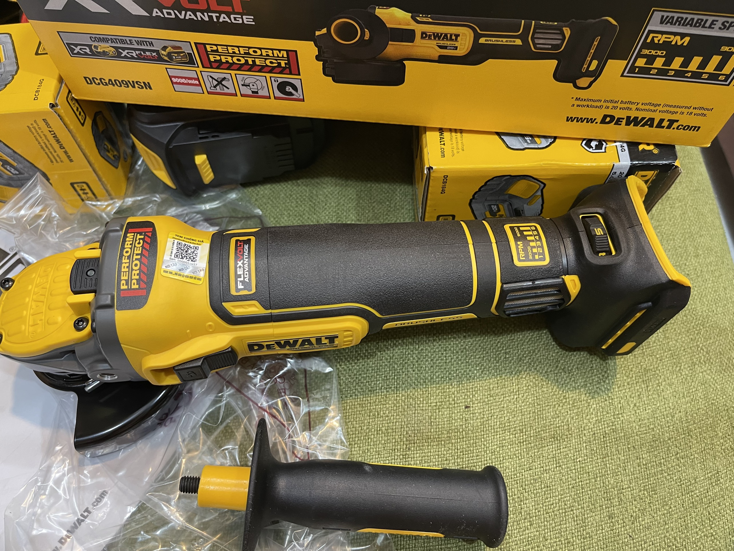máy mài pin DeWALT DCG409VSN-B1 (100mm điều tốc)