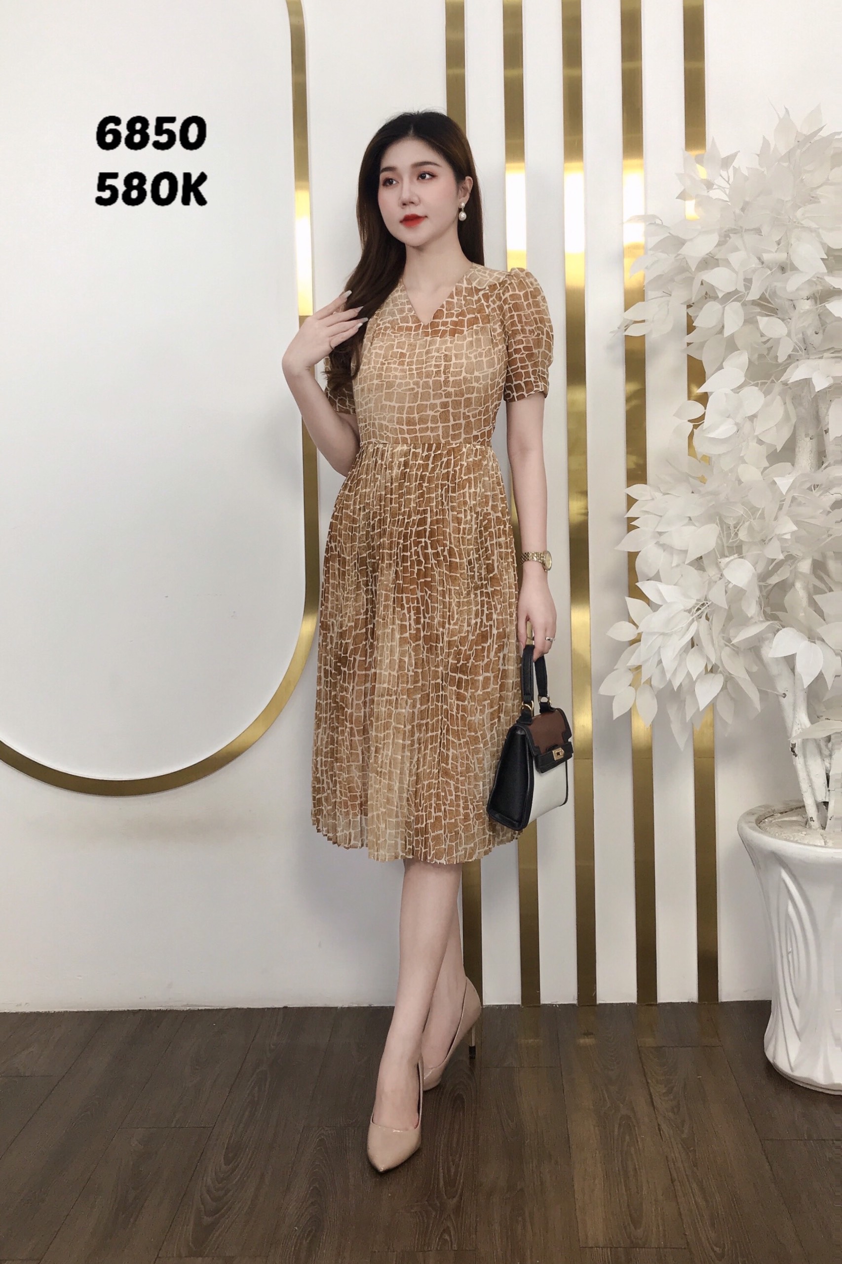 Đầm EMY EM6850 Xoè Dập Ply Cổ Tim