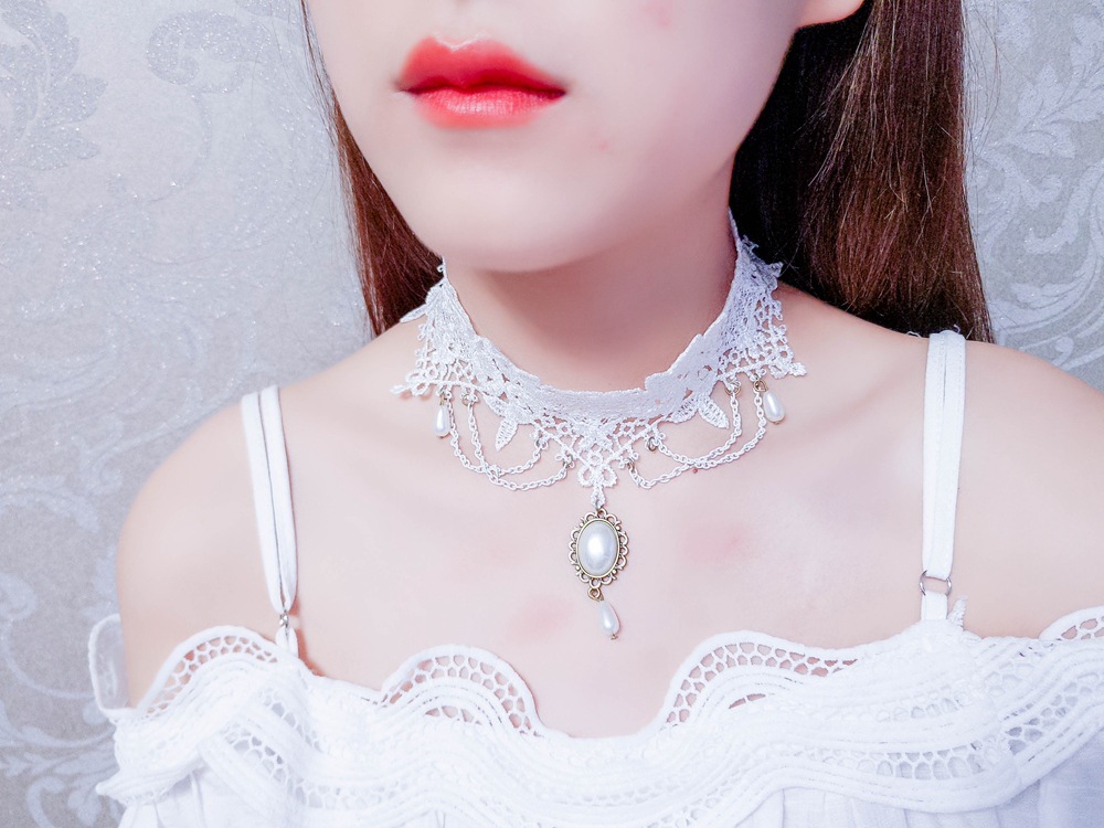Dây chuyền ren trắng gắn hạt Oval