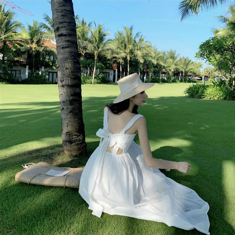 Đầm hai dây bản to cột nơ sau khoe lưng cực sang cho cô nàng xinh đẹp ba