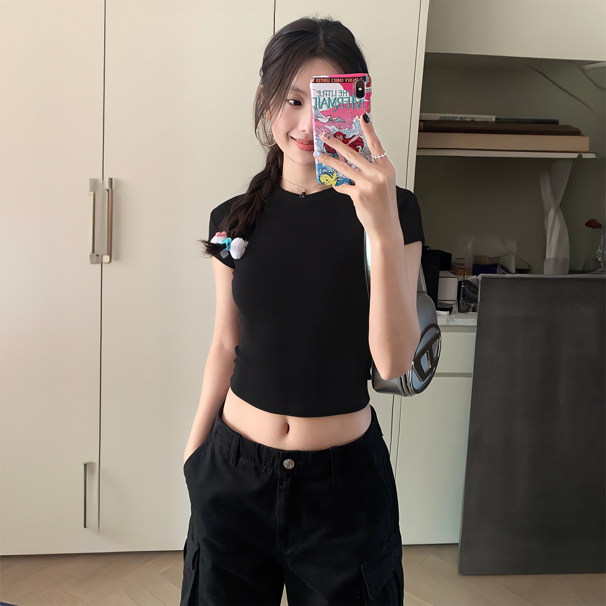 Áo thun croptop dáng ôm chất liêu thun gân co giãn