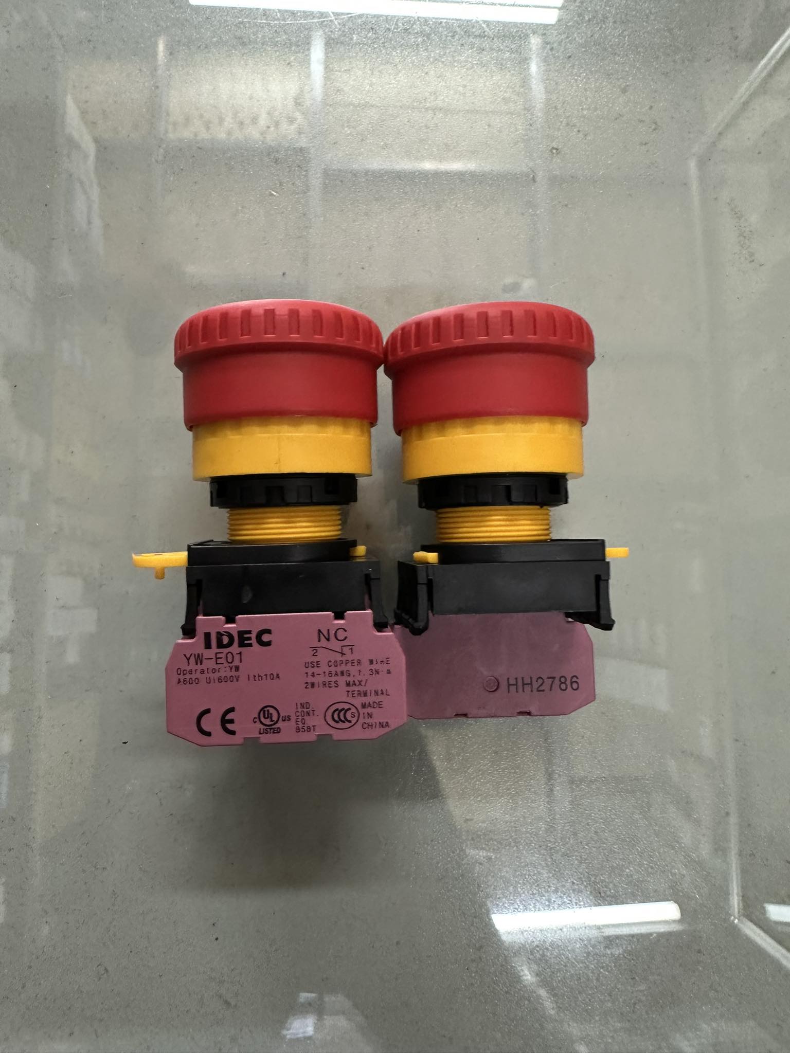 Nút ấn dừng khẩn phi 22 idec  YW1B-V4E11R TBD144