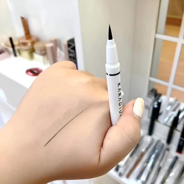 Bút dạ kẻ mắt nước hàn quốc Karadium vỏ trắng