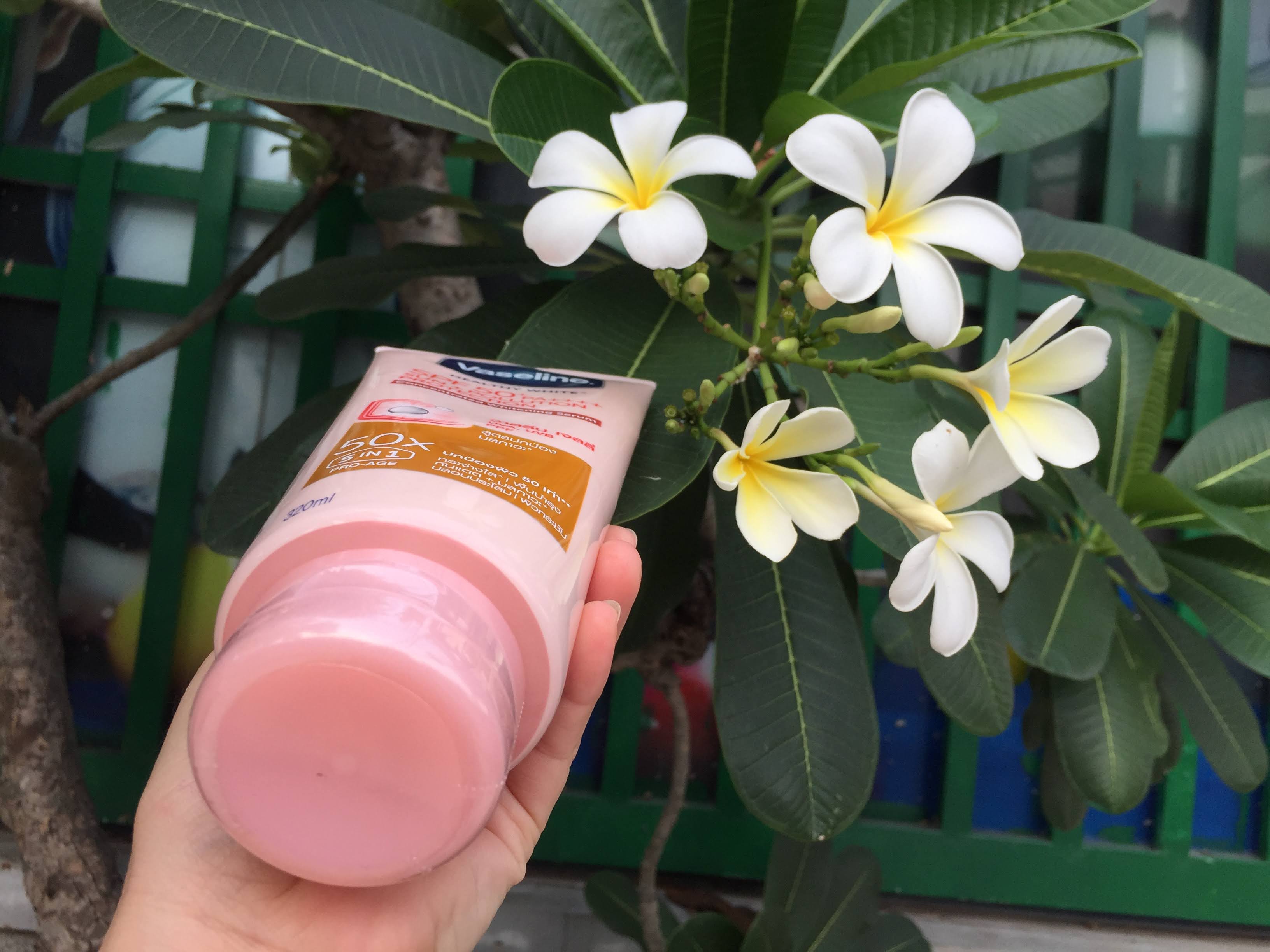 Vaseline Thái Lan 50X dưỡng trắng da body 320 ml