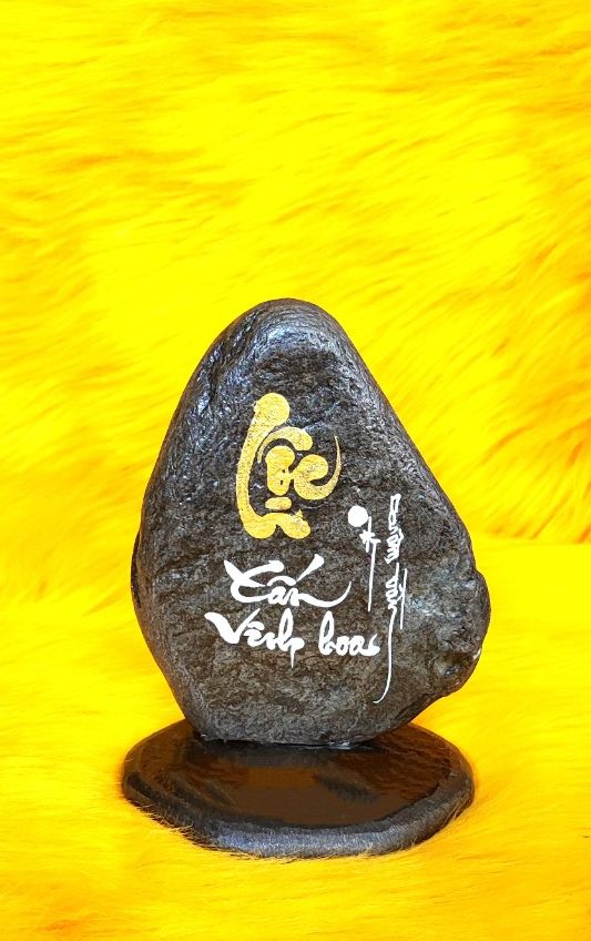 Thư pháp trên đá chữ lộc. kích thước: 12x7x18cm. .
