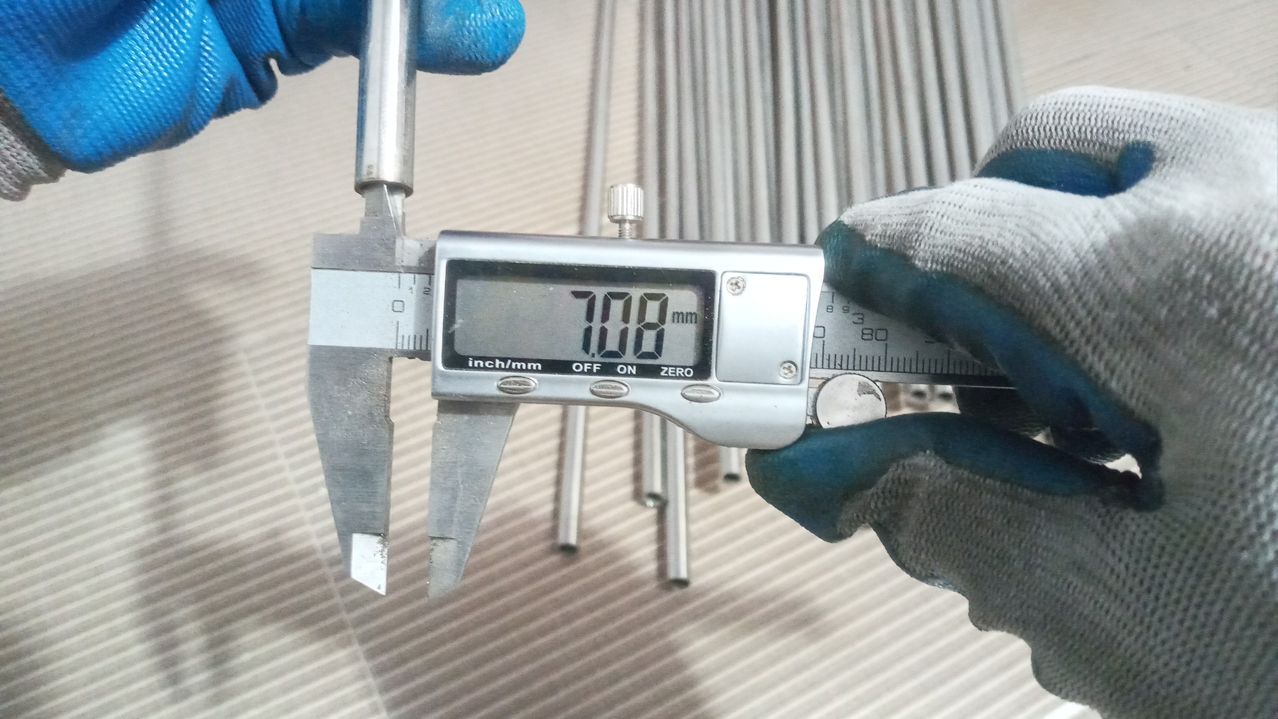 ống phi inox 9.5 .Inox 304 ( lỗ trong 7.08mm)