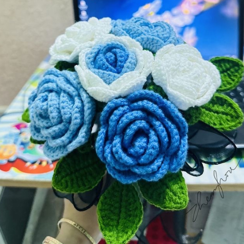 Hoa hồng móc len nhiều màu
