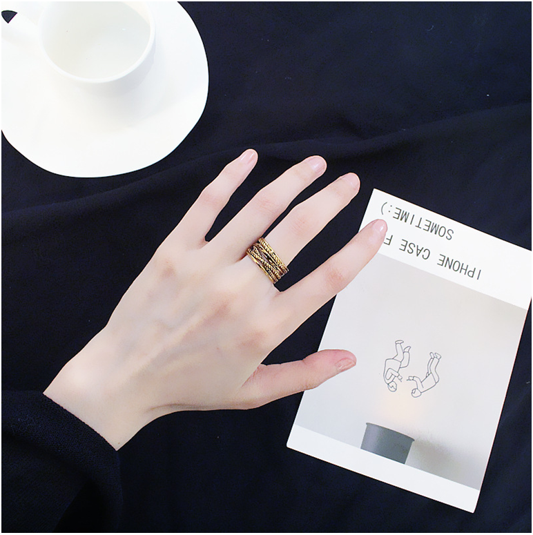 Nhẫn bản to đan chéo cá tính