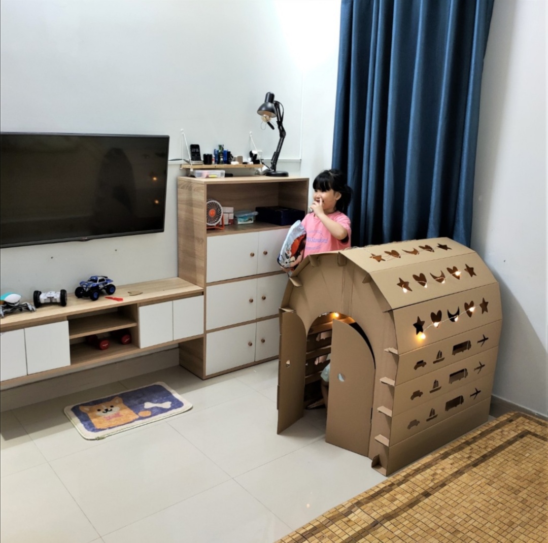 Nhà lắp ghép thông minh. Nha mô hình lắp ráp. Chất liệu giấy cứng. Kích thước: 100 cm x 84cm x 78 cm