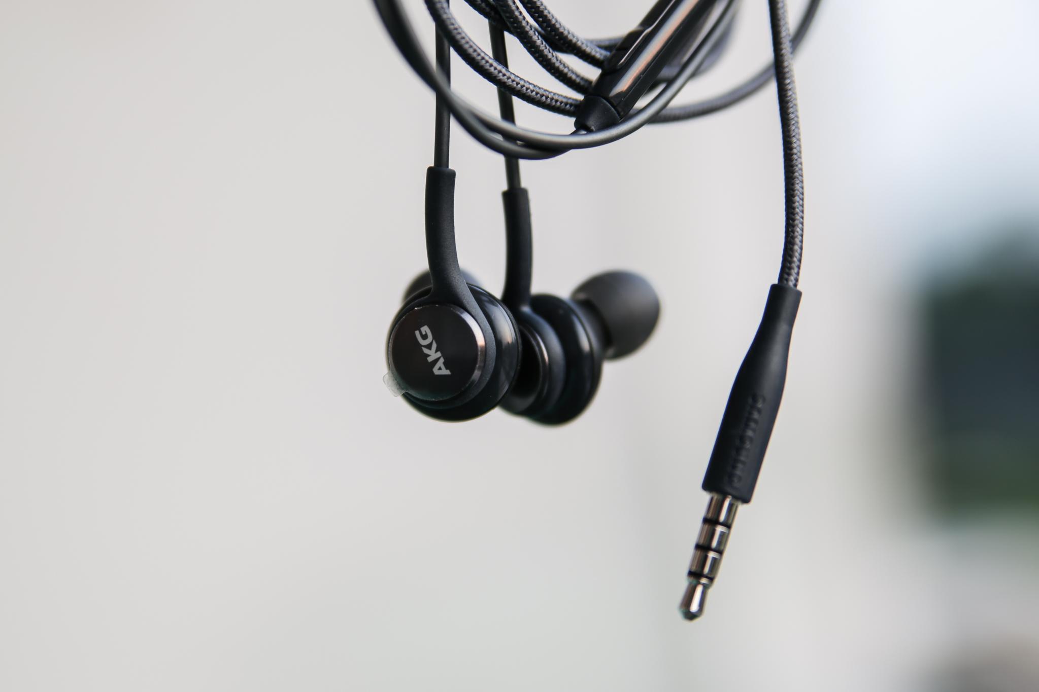 Tai nghe có dây AKG S10