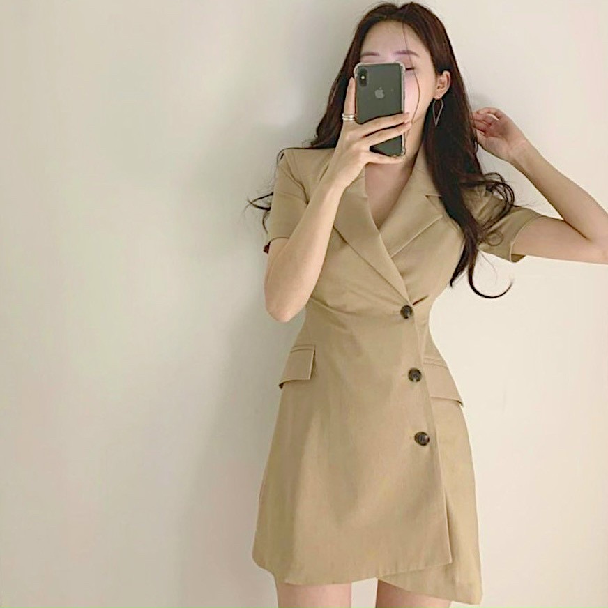 Đầm vest kem nút đen