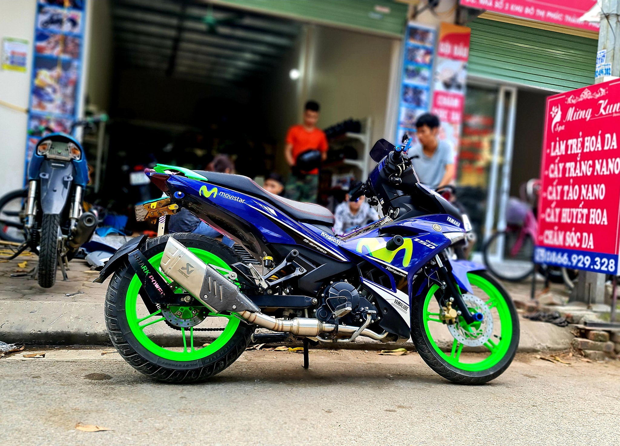 Pô Akrapovic R1 họng 51mm (đen, bạc)