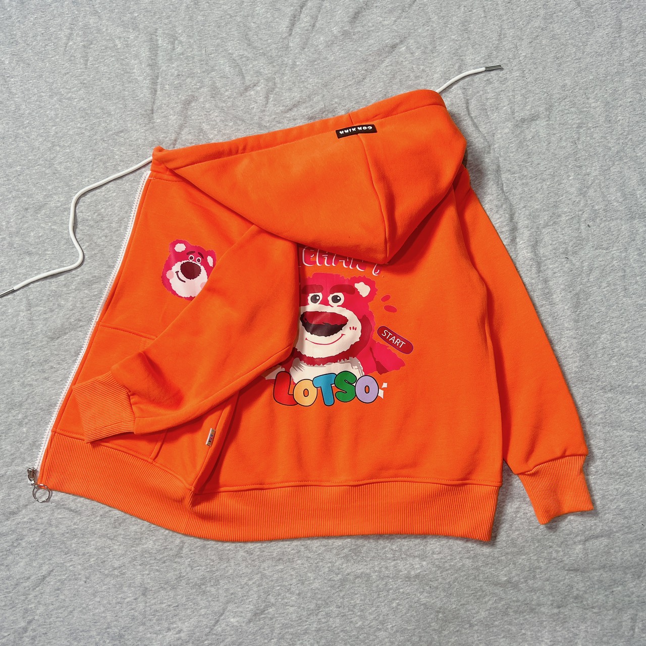 Áo hoodie dây kéo bé gái Con Xinh phom rộng nỉ hình in GẤU DÂU LOT.SO cho bé từ 14 đến 50kg