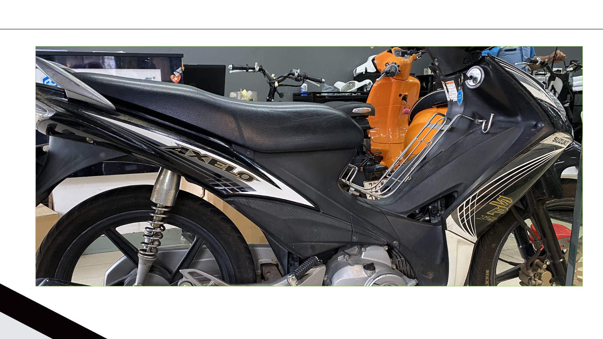 tem rời dán xe  axelo RR lưới đen bạc
