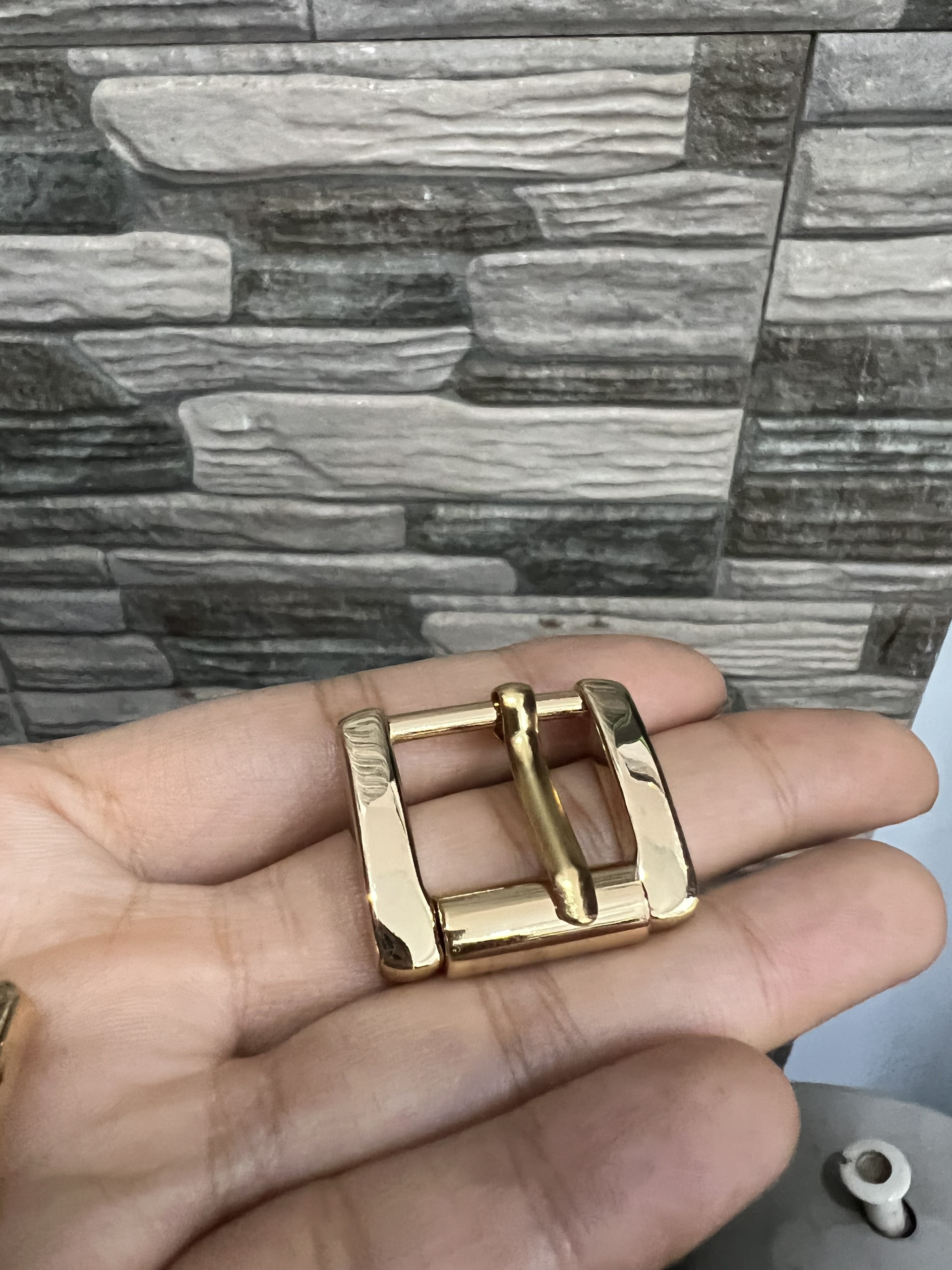 Khóa kim dập chữ