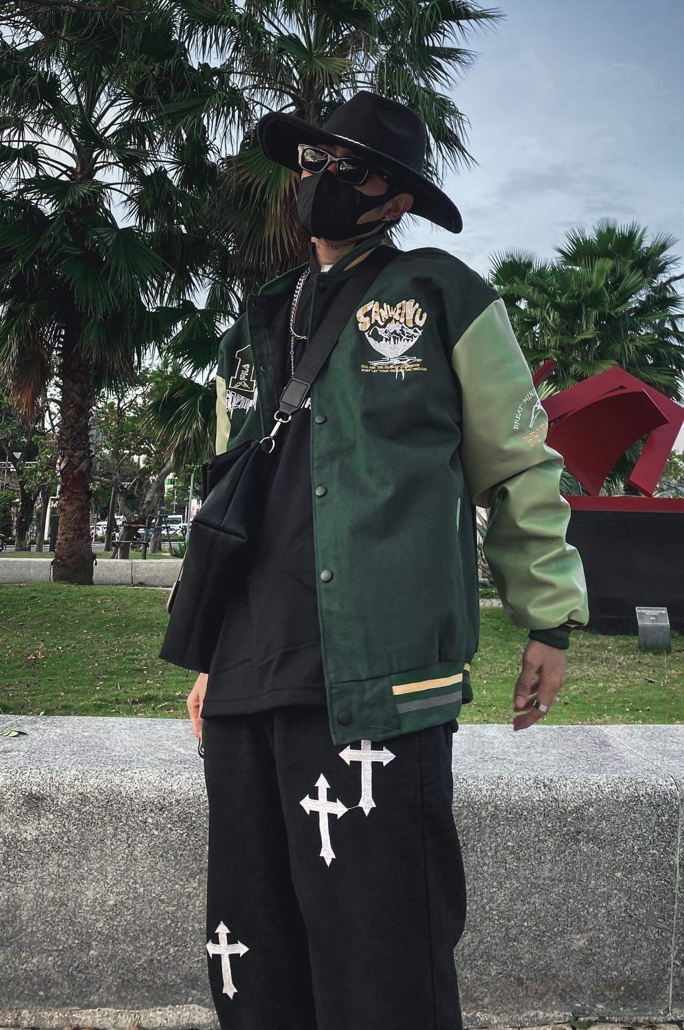 Áo Khoác Bomber Varsity Kaki Xanh Lá Phối Tay Da Hình Thêu Unisex Nam Nữ