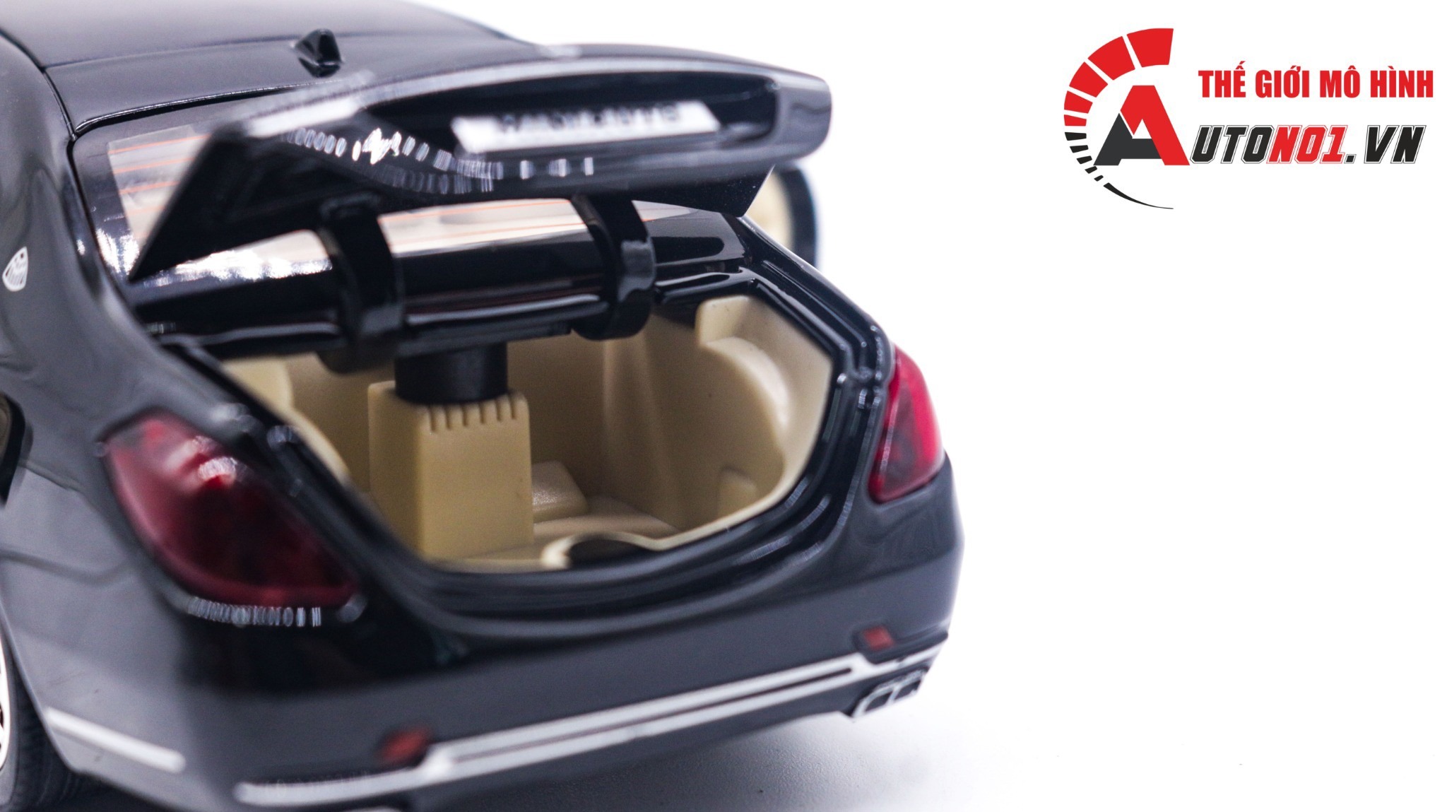 1:32 scale Mercedes Maybach S600 Pullman model