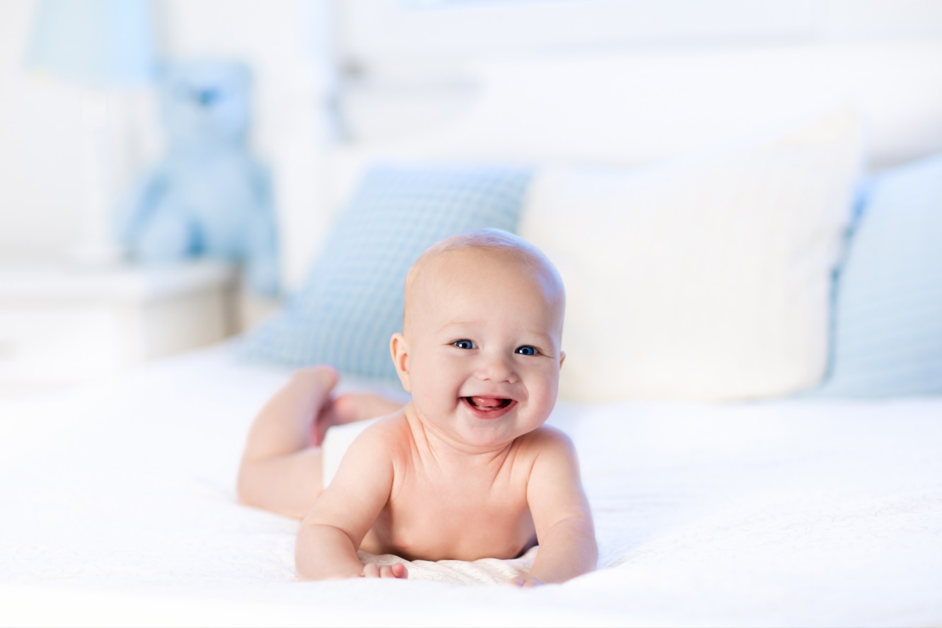 Tranh phòng ngủ HD Em bé tươi cười HUD1608 kim sa dán tường nhiều kích thước