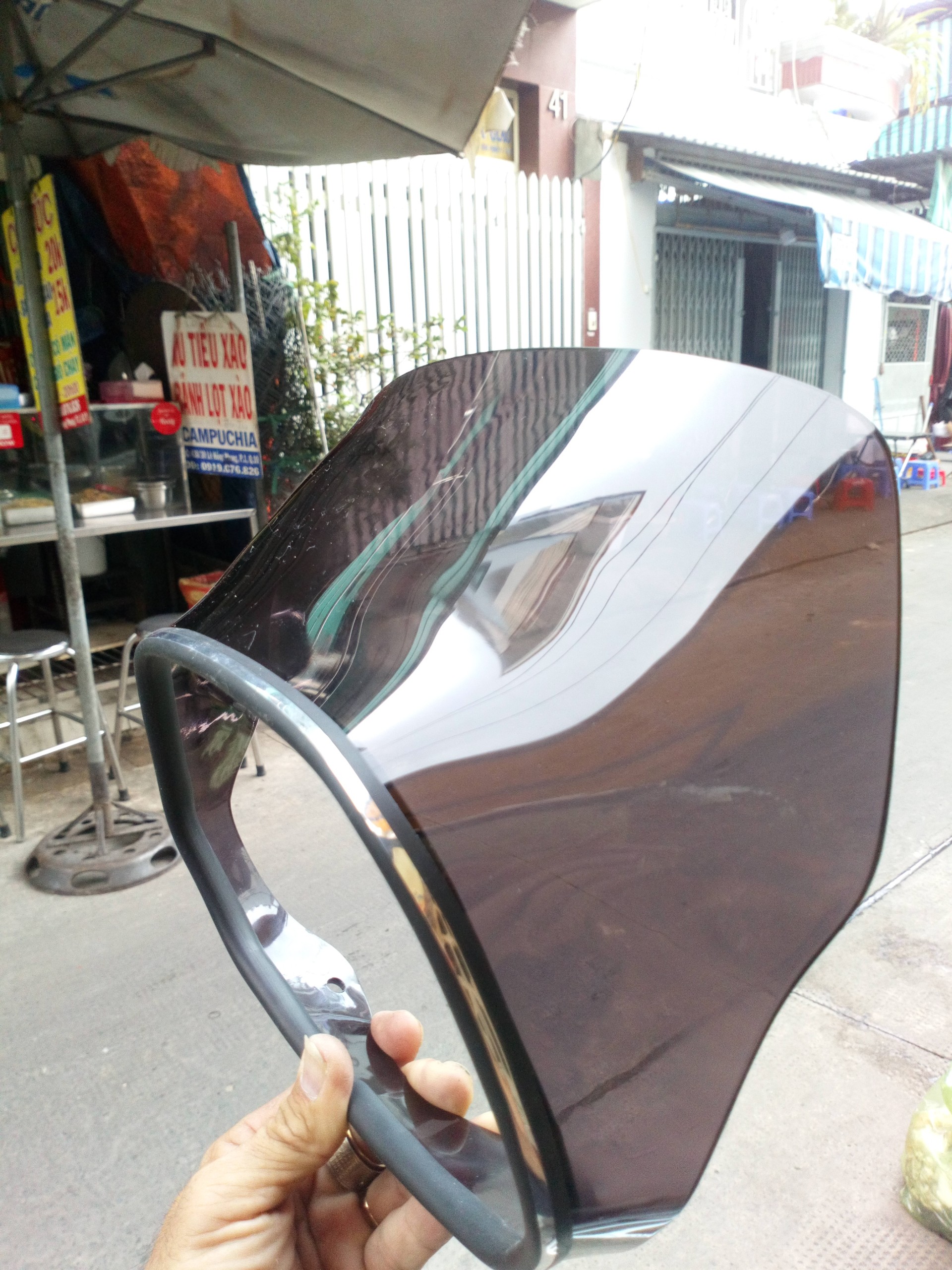 Kính chắn gió vespa không giá đỡ