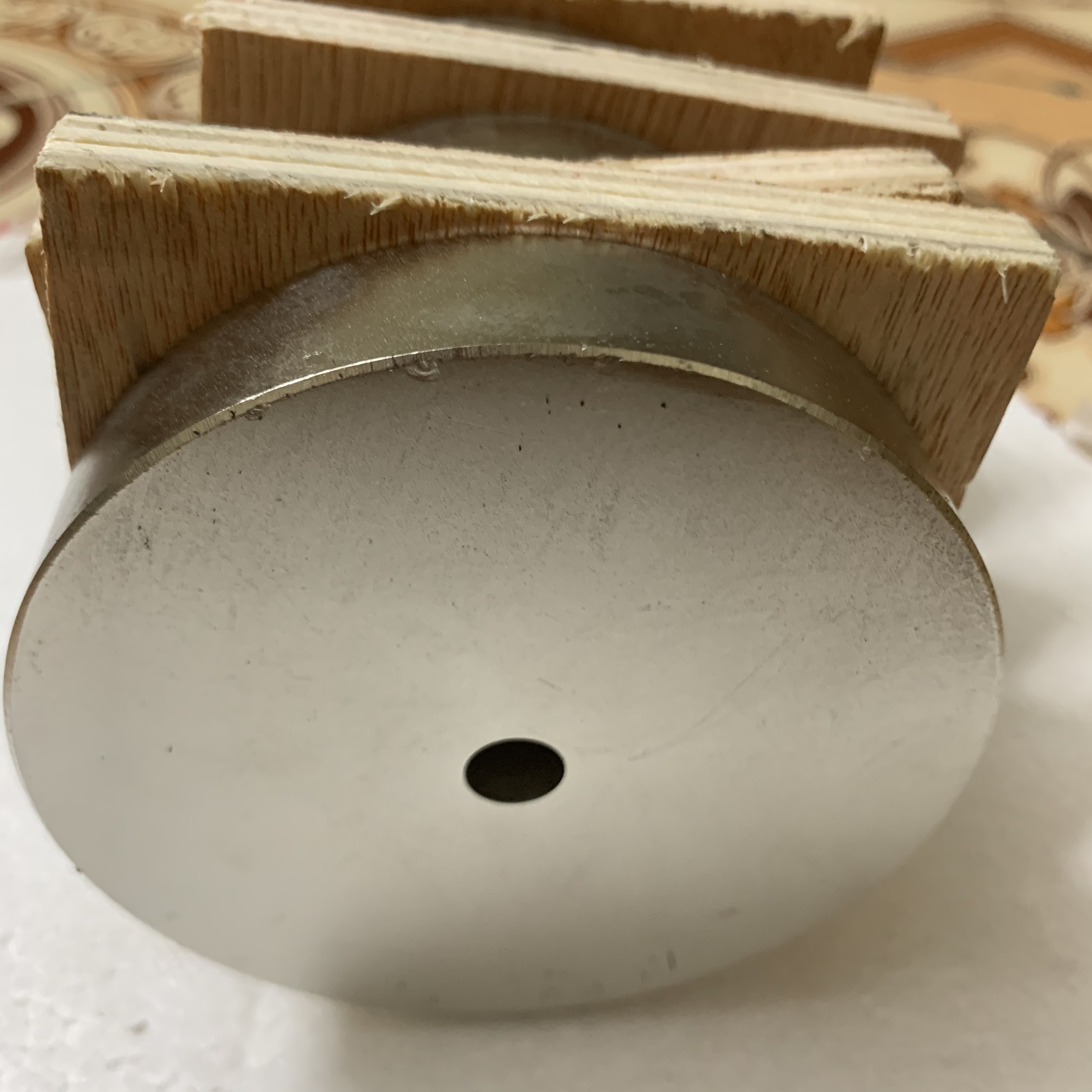 Nam châm viên 100x10mm lỗ vát