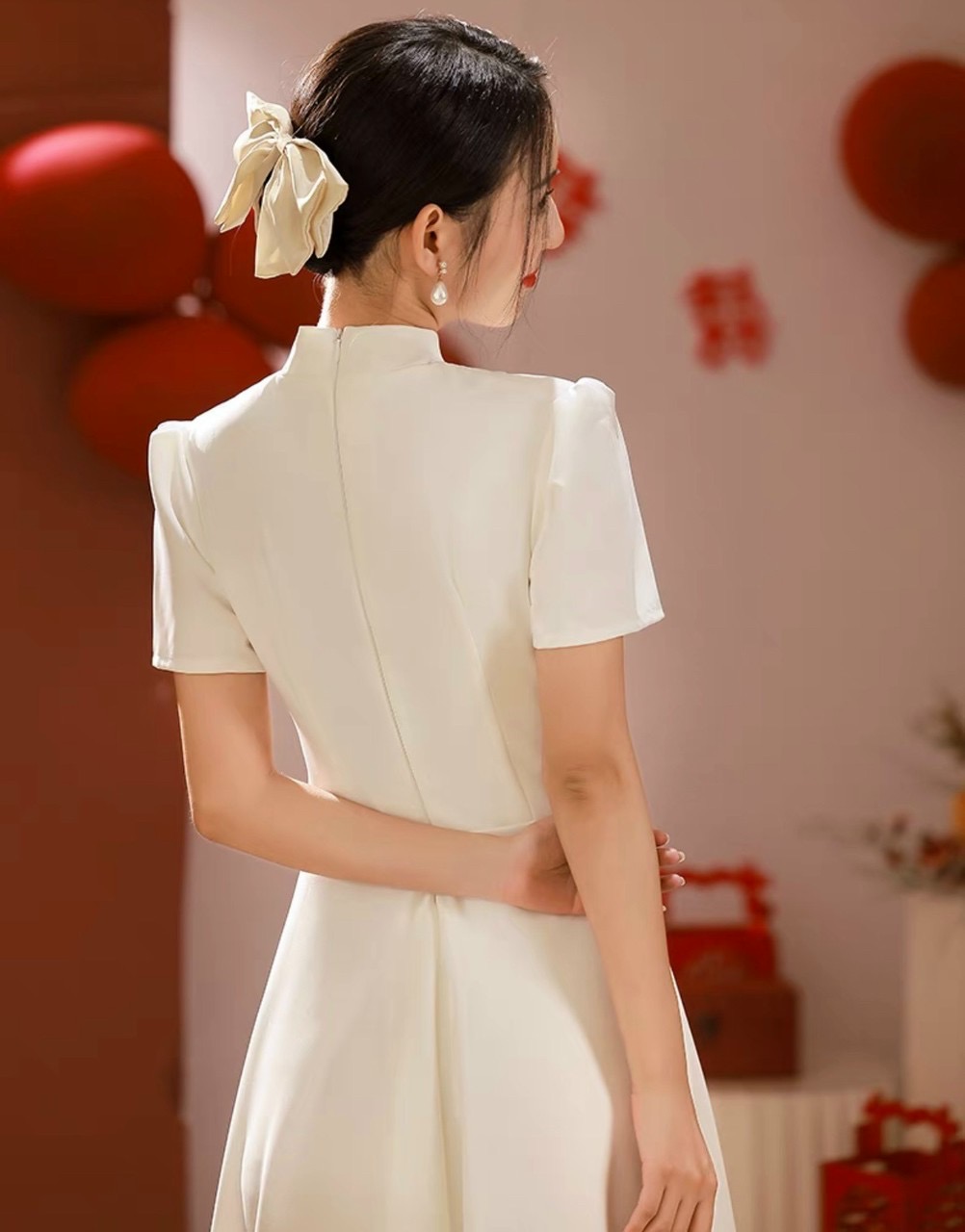 Đầm trắng cổ áo dài form dài