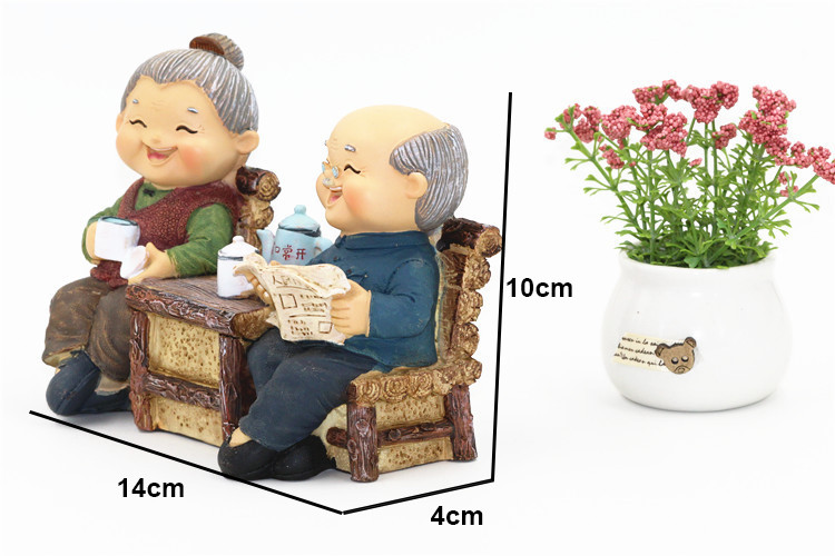 Tượng ông bà hạnh phúc - Đọc báo uống trà