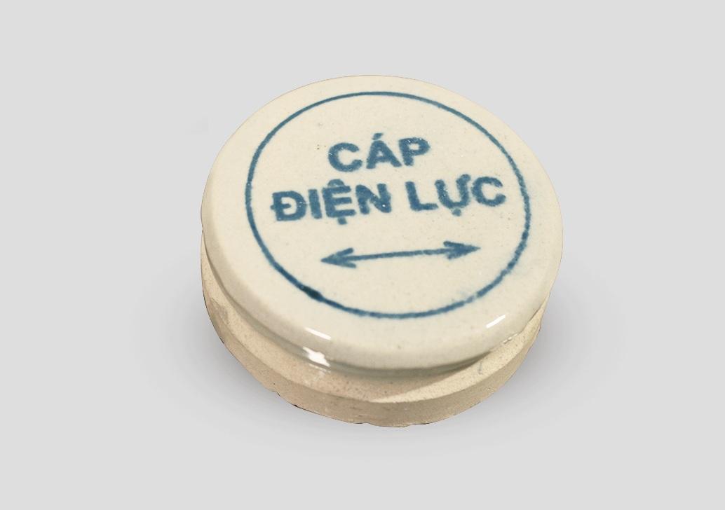Mốc sứ cảnh báo cáp điện ngầm - hình thật