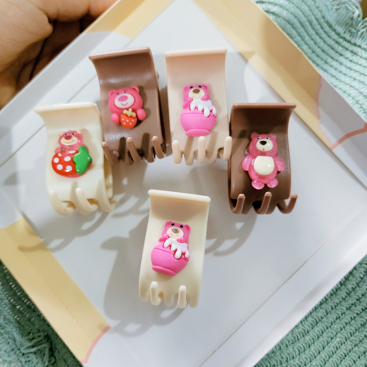 Lố 12 kẹp càng cua 5R Đính charm gấu dâu Lotso hàng không gãy màu nhám