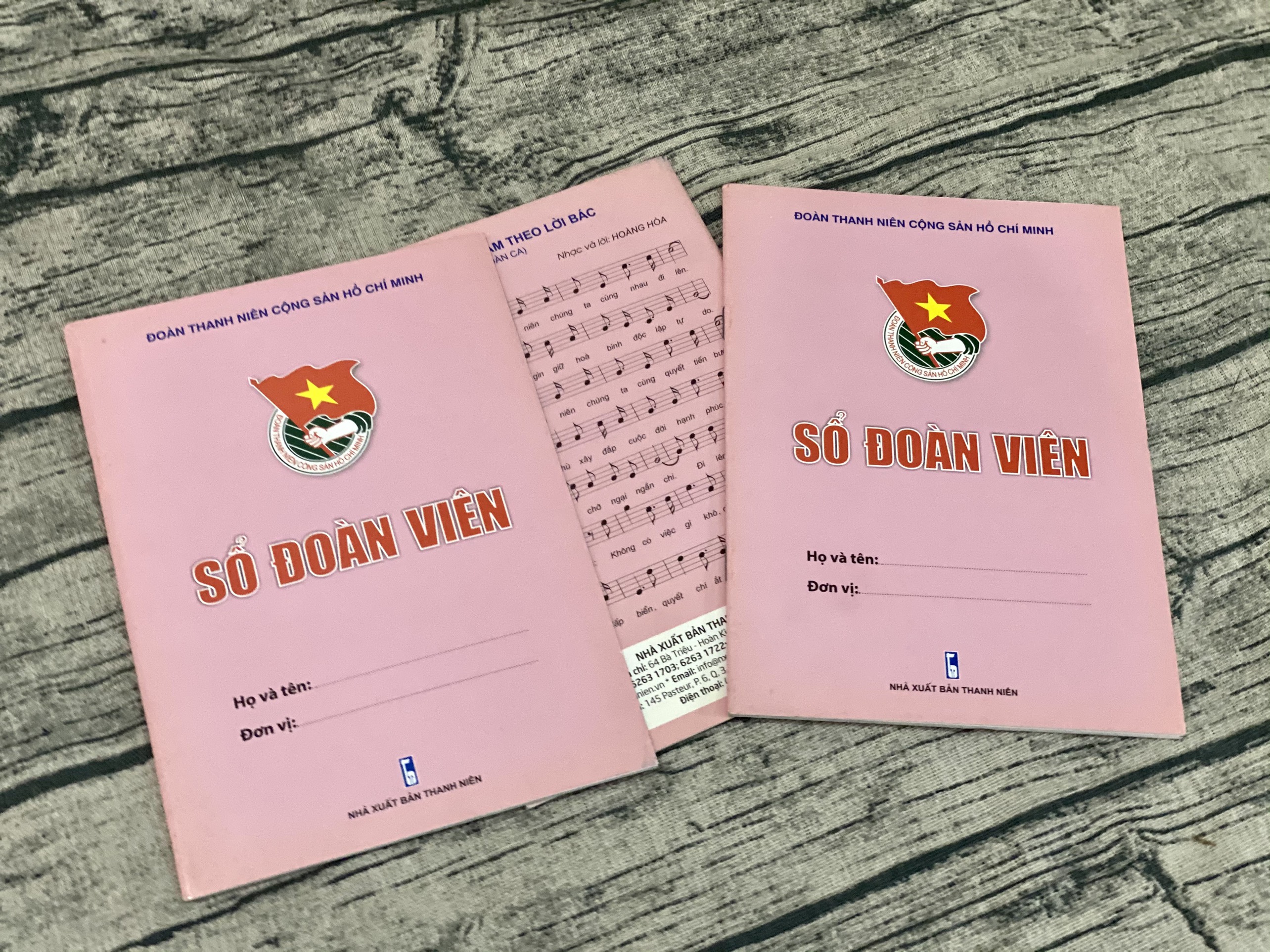 Sổ đoàn viên hồng