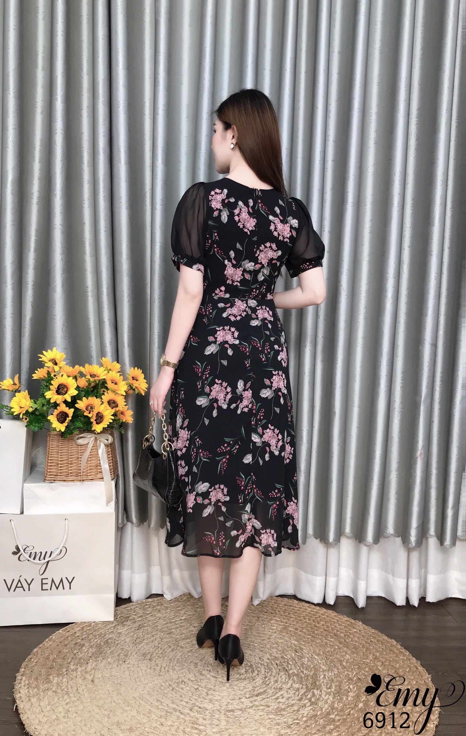 Đầm EMY EM6912 Xoè Cổ Phối
