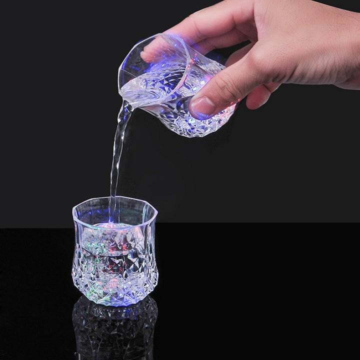 Ly  rót nước phát sáng có đèn led nhiều màu