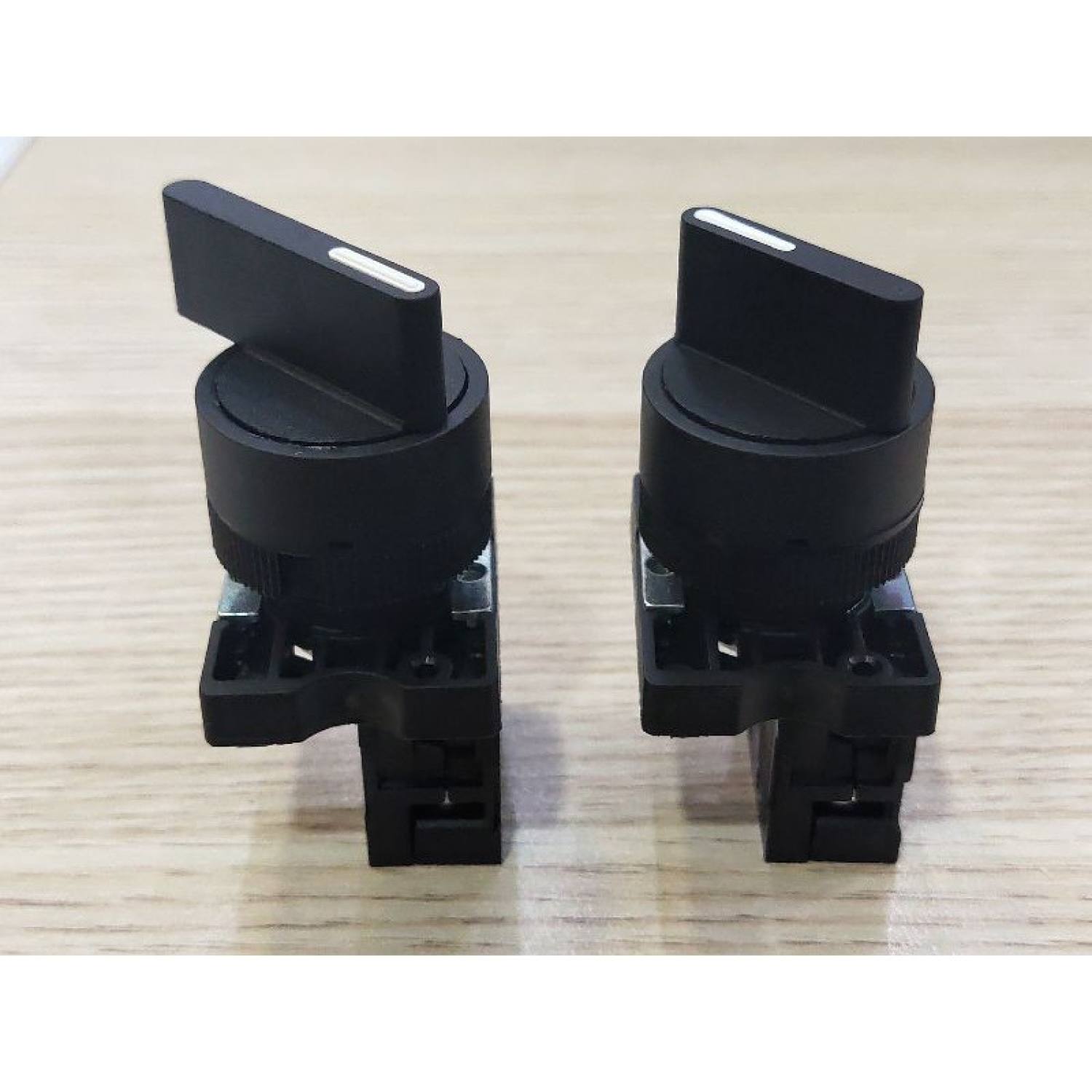 Công tắc xoay 2 vị trí, 3 vị trí phi 22 NP2 Chint