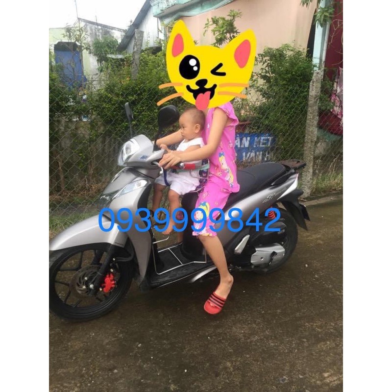 Ghế ngồi xe máy SH MODE có vòng bảo vệ cho bé ra ngoài