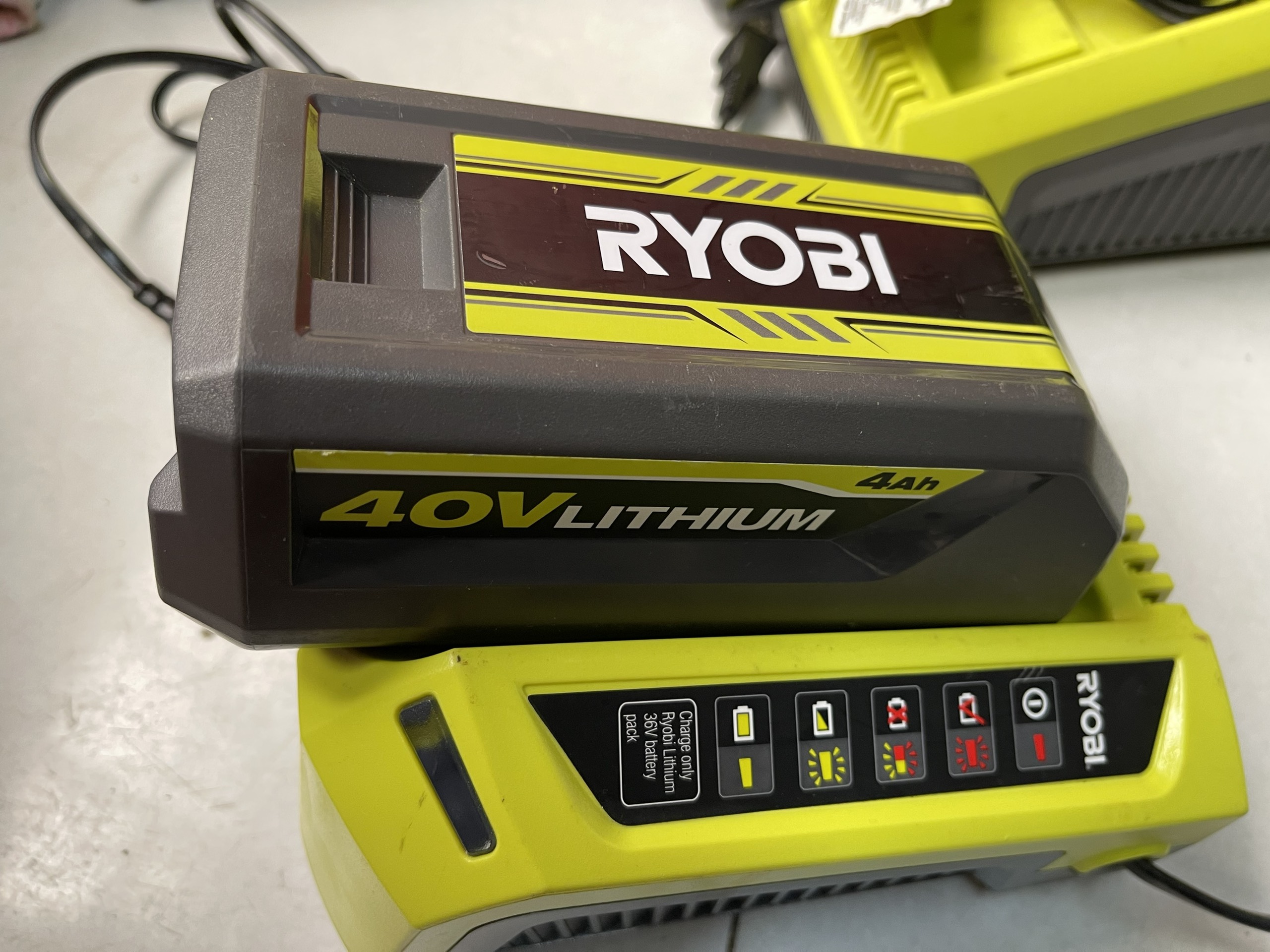 Pin và sạc Ryobi 40V 4Ah