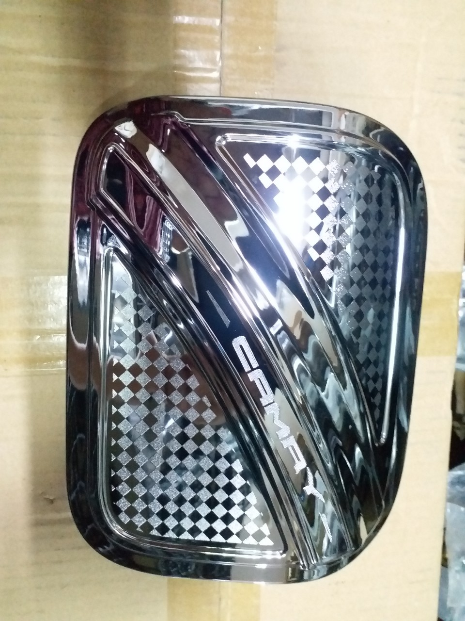 Ốp nắp bình xăng mạ Camry form 2019-2022
