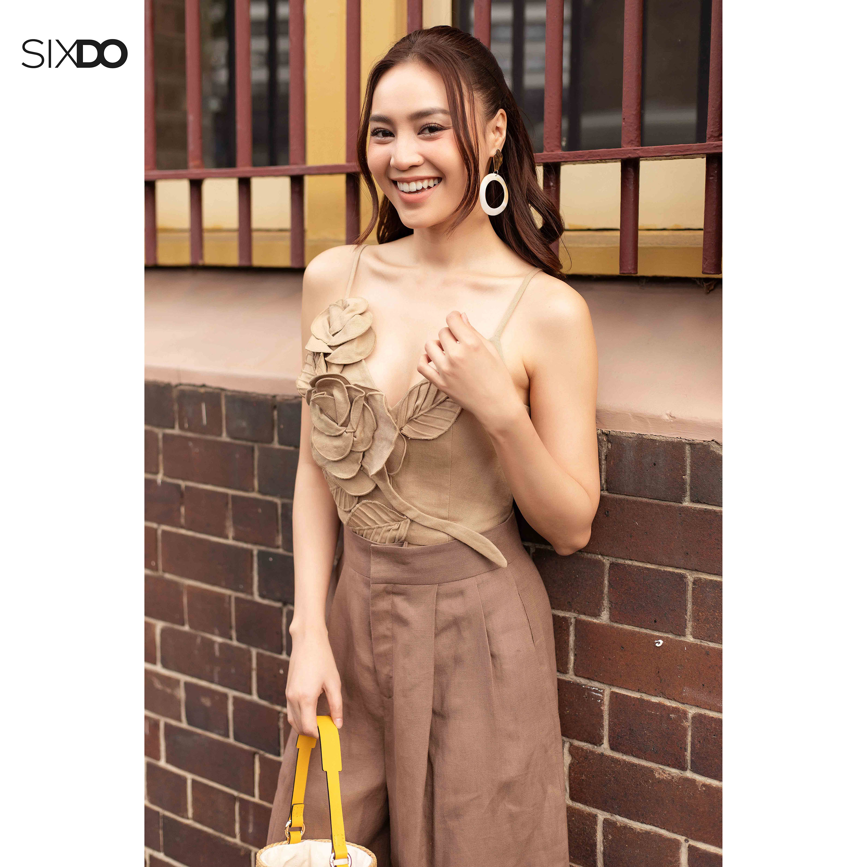 Áo linen nữ hai dây phối hoa SIXDO