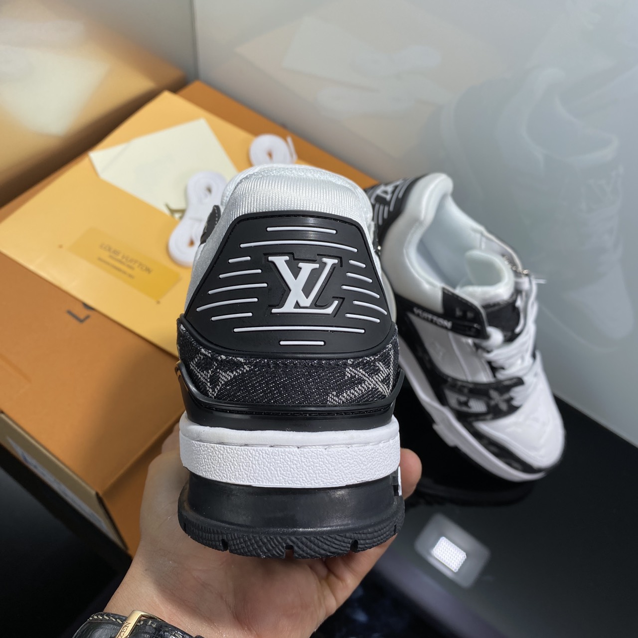 GIÀY L.V TRAINER SNEAKER WHITE BLACK LAI AU SC [ FULL BOX + FREE SHIP ] GIÀY TH