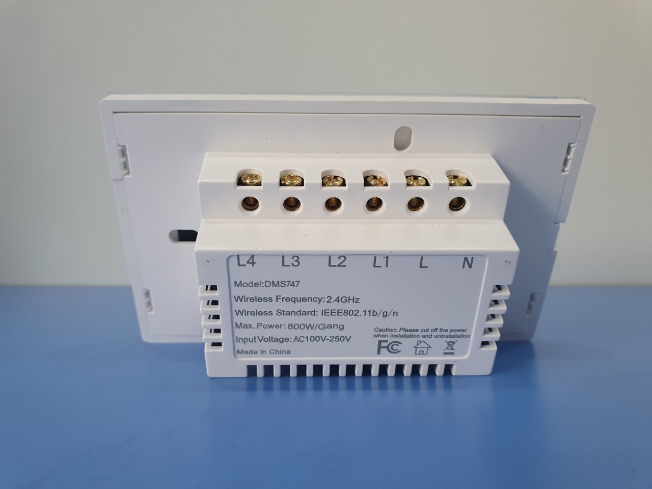 Công Tắc Thông Minh Tuya 4 Nút Kết Nối Wifi
